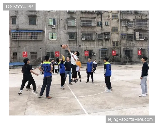 深入解析篮球运球变向规则中合法动作界定与违例判罚标准